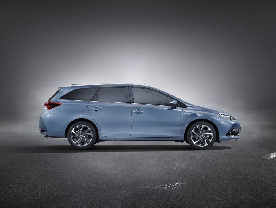  Toyota Auris Touring Sports Hybrid 2015 года  (фото 4 из 9)
